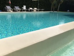 cascata infinity in cemento armato isolato e rivestimento in pvc colore sabbia vista della vasca di compenso aperta